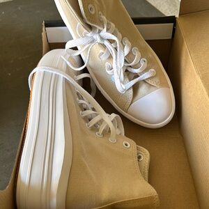 Brand new high top converse sneakers.
Beige color/size 9 women’s/mens 7.5